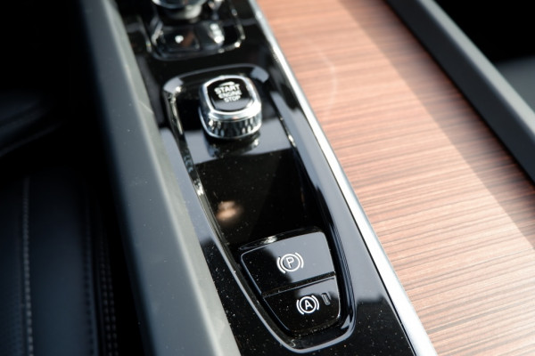 Volvo XC60 2.0 T8 Plus Dark / INCL. 12 mnd BOVAG / Full Option / Luchtverin