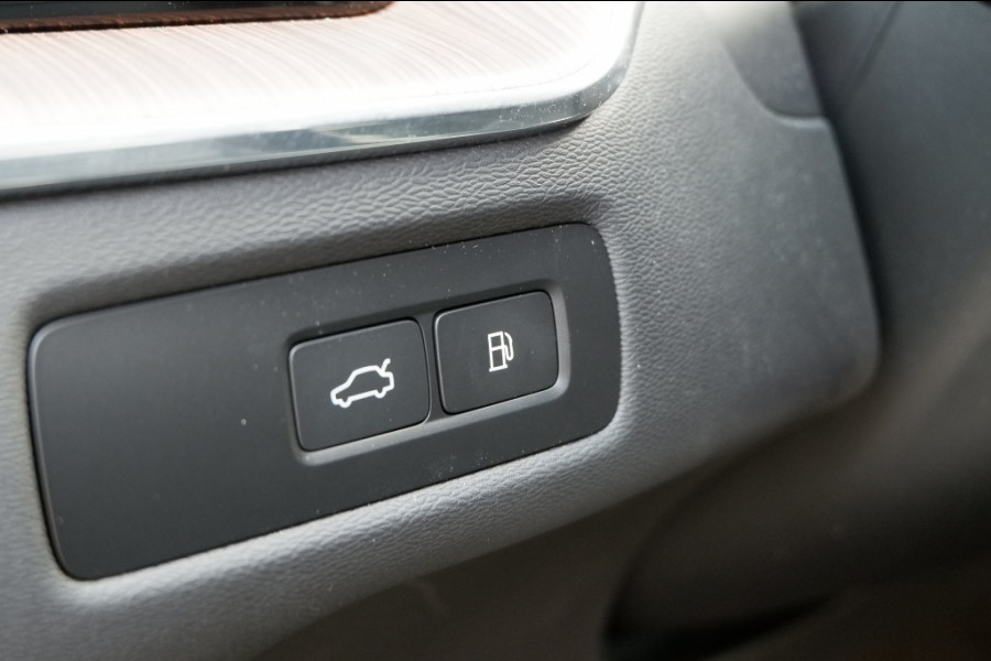 Volvo XC60 2.0 T8 Plus Dark / INCL. 12 mnd BOVAG / Full Option / Luchtverin