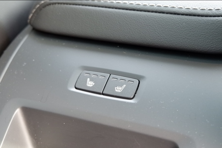 Volvo XC60 2.0 T8 Plus Dark / INCL. 12 mnd BOVAG / Full Option / Luchtverin