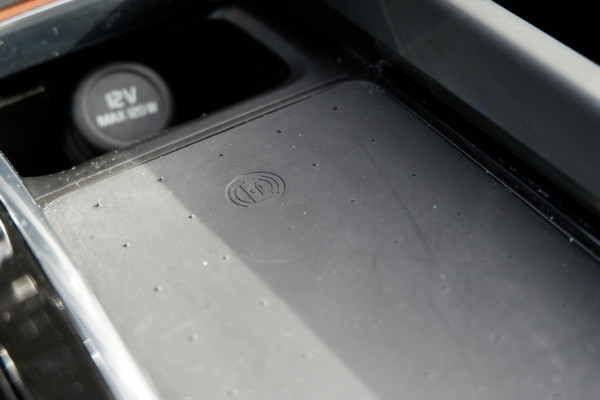 Volvo XC60 2.0 T8 Plus Dark / INCL. 12 mnd BOVAG / Full Option / Luchtverin