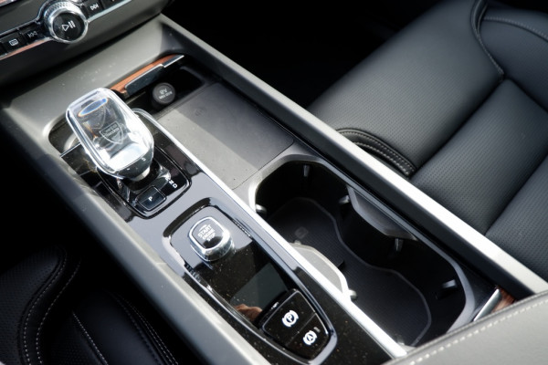 Volvo XC60 2.0 T8 Plus Dark / INCL. 12 mnd BOVAG / Full Option / Luchtverin