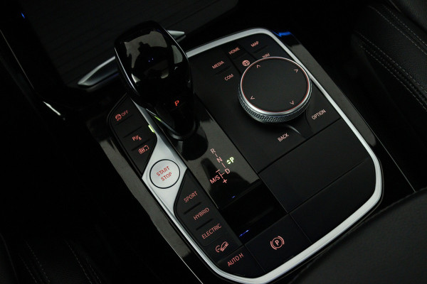 BMW X3 XDrive30e Business Edition Plus M-Sport ( SOH 92%, PANORAMADAK, TREKHAAK, SFEERVERLICHTING, DEALER ONDERHOUDEN)