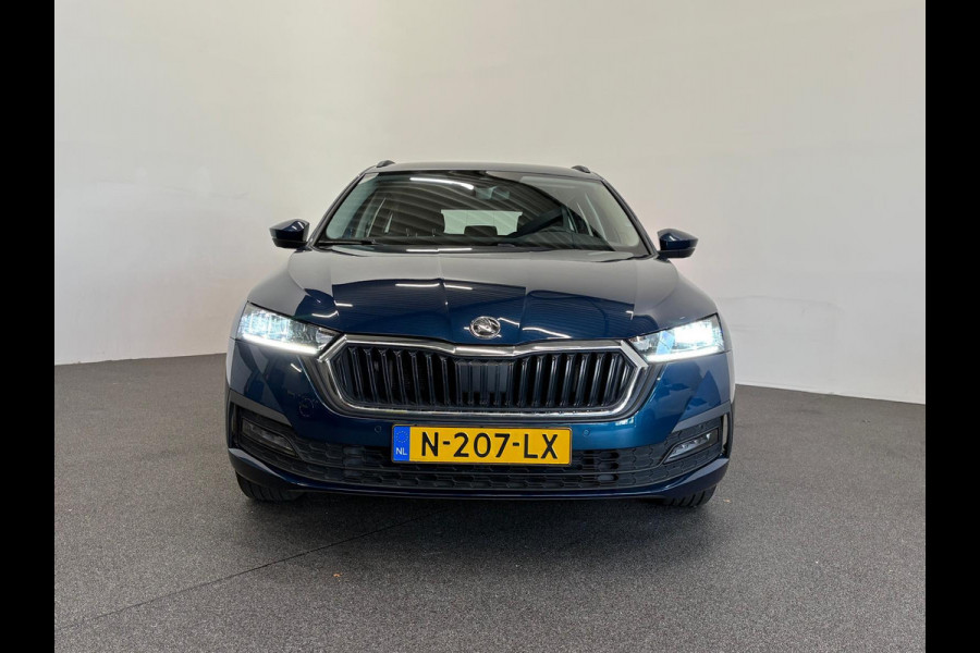 Škoda Octavia Combi 1.0 e-TSI Business Edition Navigatie Apple Carplay/Android Auto Parkeersensoren Adaptive Cruise Control Virtual Cockpit Full Led Climate Control Lichtmetalen velgen