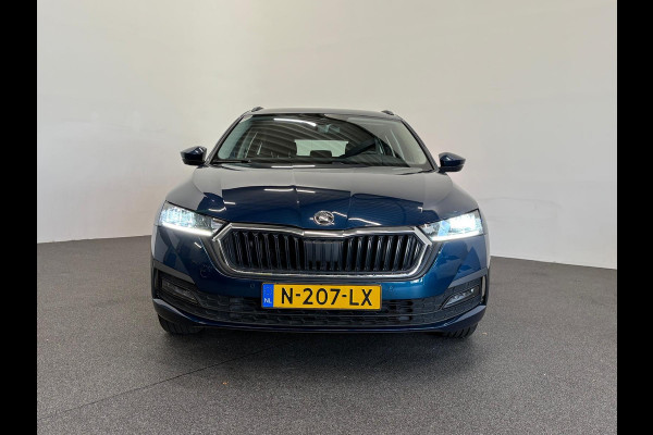 Škoda Octavia Combi 1.0 e-TSI Business Edition Navigatie Apple Carplay/Android Auto Parkeersensoren Adaptive Cruise Control Virtual Cockpit Full Led Climate Control Lichtmetalen velgen