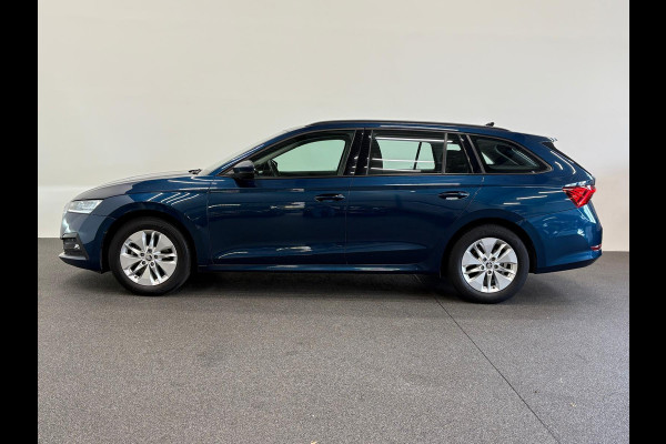 Škoda Octavia Combi 1.0 e-TSI Business Edition Navigatie Apple Carplay/Android Auto Parkeersensoren Adaptive Cruise Control Virtual Cockpit Full Led Climate Control Lichtmetalen velgen
