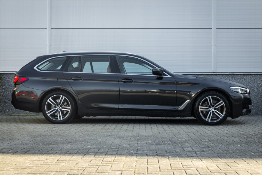 BMW 5 Serie Touring 530e Panoram / Camera / Leder / Elec stoelen /