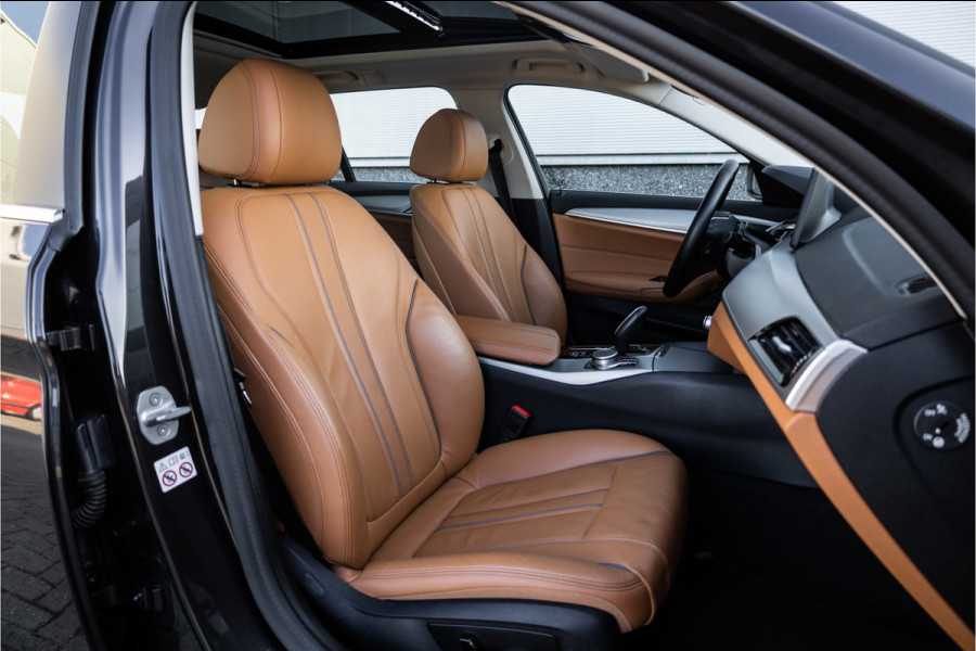 BMW 5 Serie Touring 530e Panoram / Camera / Leder / Elec stoelen /