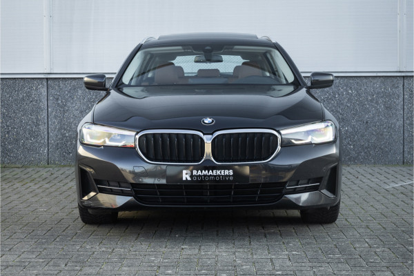 BMW 5 Serie Touring 530e Panoram / Camera / Leder / Elec stoelen /