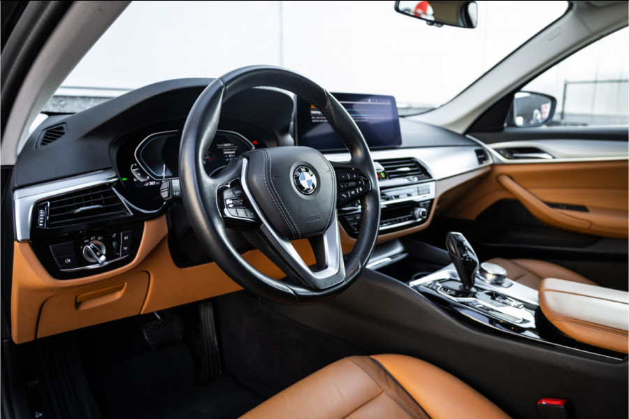 BMW 5 Serie Touring 530e Panoram / Camera / Leder / Elec stoelen /