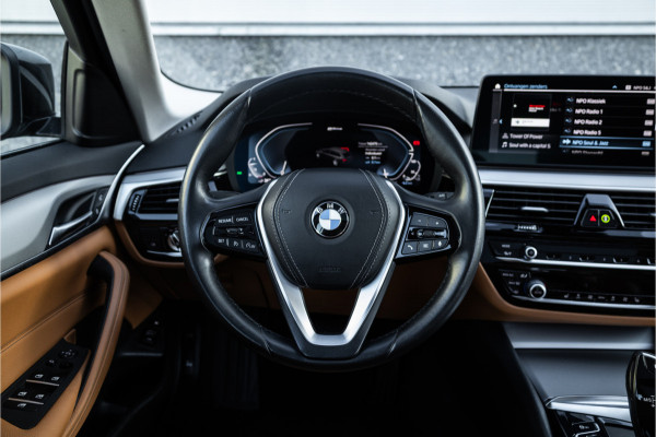 BMW 5 Serie Touring 530e Panoram / Camera / Leder / Elec stoelen /