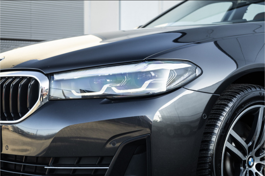 BMW 5 Serie Touring 530e Panoram / Camera / Leder / Elec stoelen /