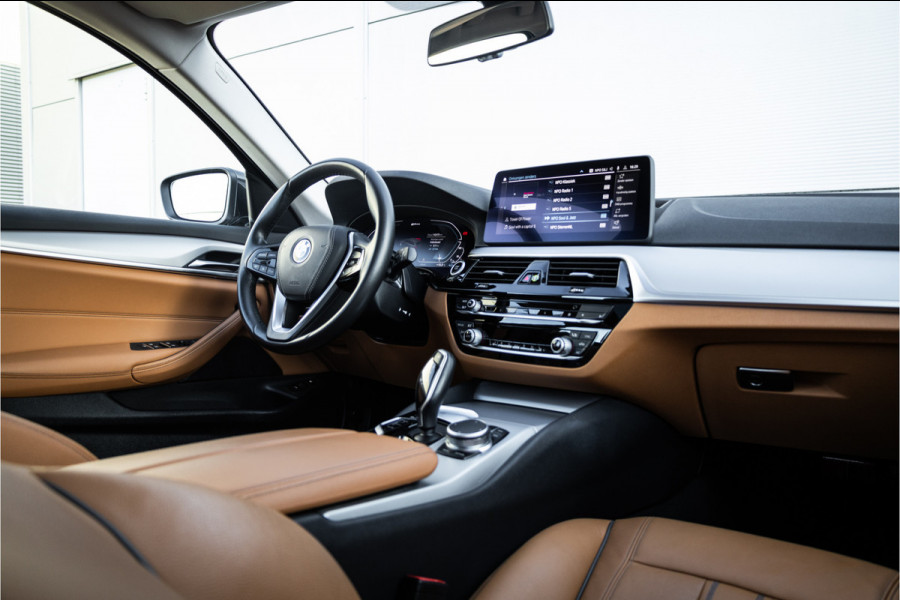 BMW 5 Serie Touring 530e Panoram / Camera / Leder / Elec stoelen /