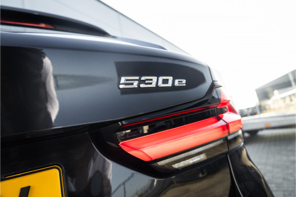 BMW 5 Serie Touring 530e Panoram / Camera / Leder / Elec stoelen /