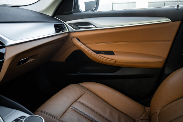 BMW 5 Serie Touring 530e Panoram / Camera / Leder / Elec stoelen /