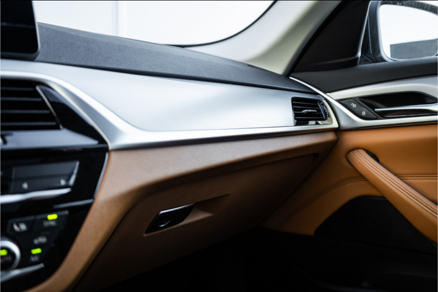 BMW 5 Serie Touring 530e Panoram / Camera / Leder / Elec stoelen /