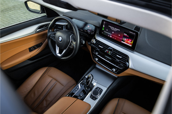 BMW 5 Serie Touring 530e Panoram / Camera / Leder / Elec stoelen /