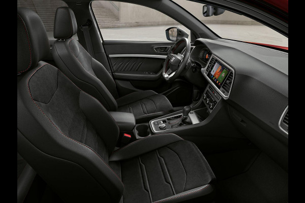 Seat Ateca 1.5 TSI FR Business Intense | Elektr. Panoramisch kanteldak| Velgen 'Exclusive Glossy Black', 19 inch | Kuipstoelen, Dinamica Aurora Blue (suede look) | Verwambare voorstoelen + Stuurwiel | Draadloze Carplay