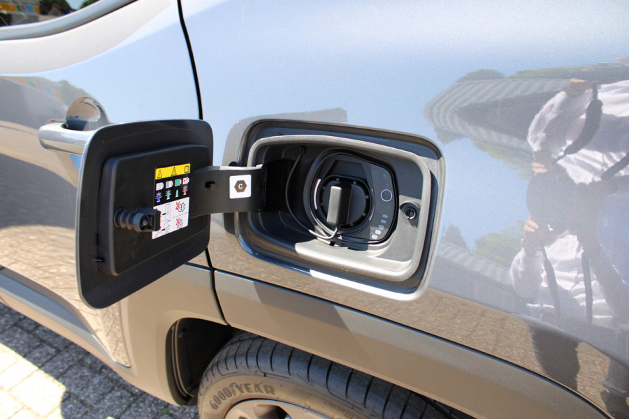 Jeep Renegade 4xe 190 Plug-in Hybrid S | Panoramadak | Leder | Led | Camera | Parkeer assistent