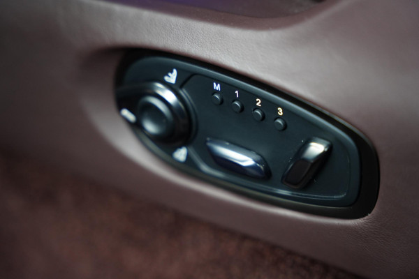 Aston Martin DB12 4.0 V8 / NL-Auto / B&W / Carbon