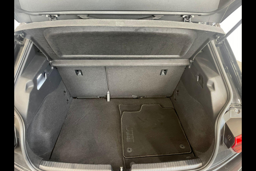 Volkswagen ID.3 Pro 58 kWh Navigatie Apple Carplay/Android Auto Parkeersensoren Adaptive Cruise Control Stoel- en stuurverwarming Lichtmetalen velgen Climate Control