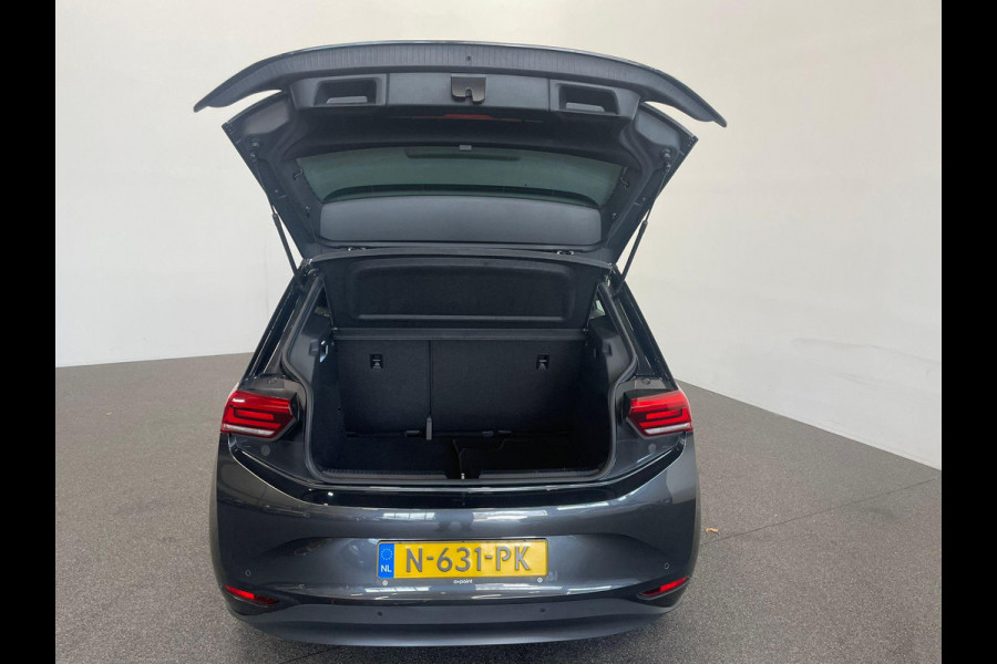 Volkswagen ID.3 Pro 58 kWh Navigatie Apple Carplay/Android Auto Parkeersensoren Adaptive Cruise Control Stoel- en stuurverwarming Lichtmetalen velgen Climate Control