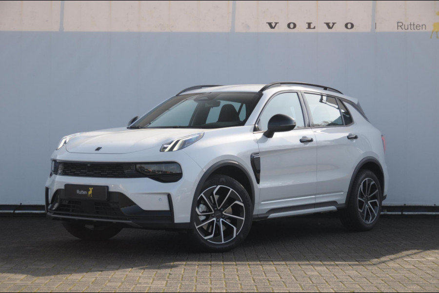 Lynk & Co 01 276PK Automaat Core / Adaptieve cruise control / Stoel - en stuurwielverwarming / Parkeersensoren / Achteruitrijcamera / Apple carplay / Trekhaak / Metallic lak / 19" lichtmetalen velgen