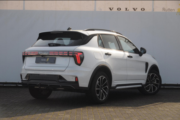 Lynk & Co 01 276PK Automaat Core / Adaptieve cruise control / Stoel - en stuurwielverwarming / Parkeersensoren / Achteruitrijcamera / Apple carplay / Trekhaak / Metallic lak / 19" lichtmetalen velgen