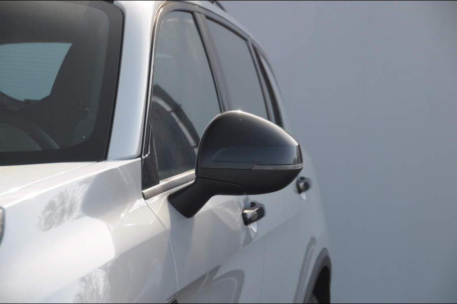 Lynk & Co 01 276PK Automaat Core / Adaptieve cruise control / Stoel - en stuurwielverwarming / Parkeersensoren / Achteruitrijcamera / Apple carplay / Trekhaak / Metallic lak / 19" lichtmetalen velgen