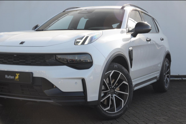 Lynk & Co 01 276PK Automaat Core / Adaptieve cruise control / Stoel - en stuurwielverwarming / Parkeersensoren / Achteruitrijcamera / Apple carplay / Trekhaak / Metallic lak / 19" lichtmetalen velgen