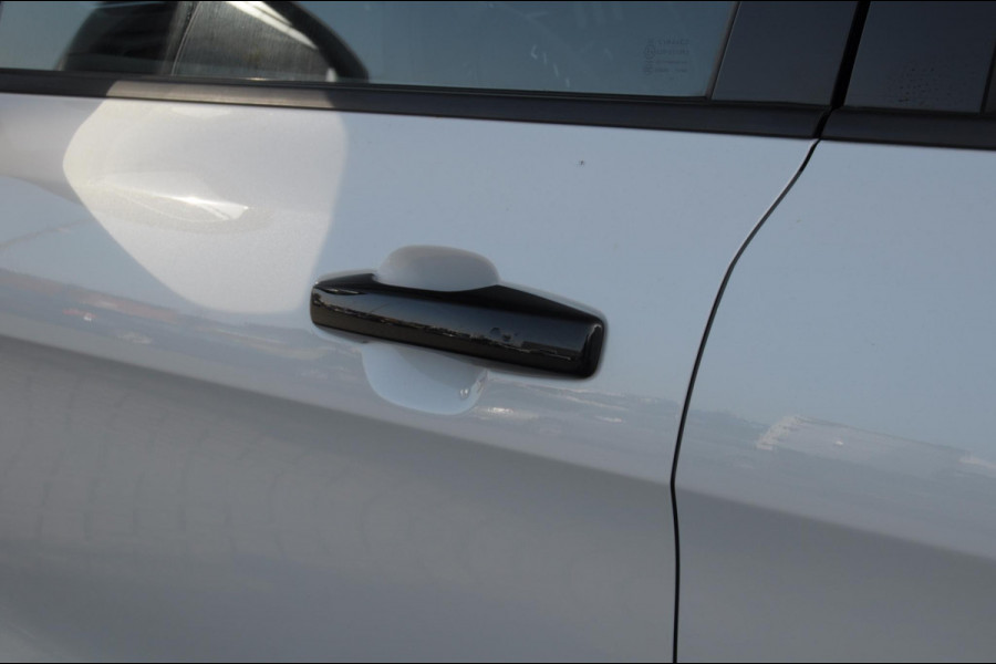 Lynk & Co 01 276PK Automaat Core / Adaptieve cruise control / Stoel - en stuurwielverwarming / Parkeersensoren / Achteruitrijcamera / Apple carplay / Trekhaak / Metallic lak / 19" lichtmetalen velgen