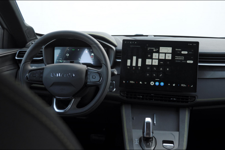 Lynk & Co 01 276PK Automaat Core / Adaptieve cruise control / Stoel - en stuurwielverwarming / Parkeersensoren / Achteruitrijcamera / Apple carplay / Trekhaak / Metallic lak / 19" lichtmetalen velgen