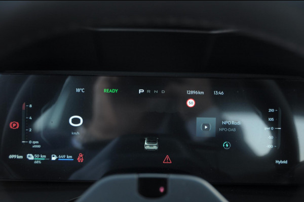 Lynk & Co 01 276PK Automaat Core / Adaptieve cruise control / Stoel - en stuurwielverwarming / Parkeersensoren / Achteruitrijcamera / Apple carplay / Trekhaak / Metallic lak / 19" lichtmetalen velgen