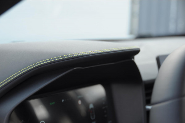 Lynk & Co 01 276PK Automaat Core / Adaptieve cruise control / Stoel - en stuurwielverwarming / Parkeersensoren / Achteruitrijcamera / Apple carplay / Trekhaak / Metallic lak / 19" lichtmetalen velgen