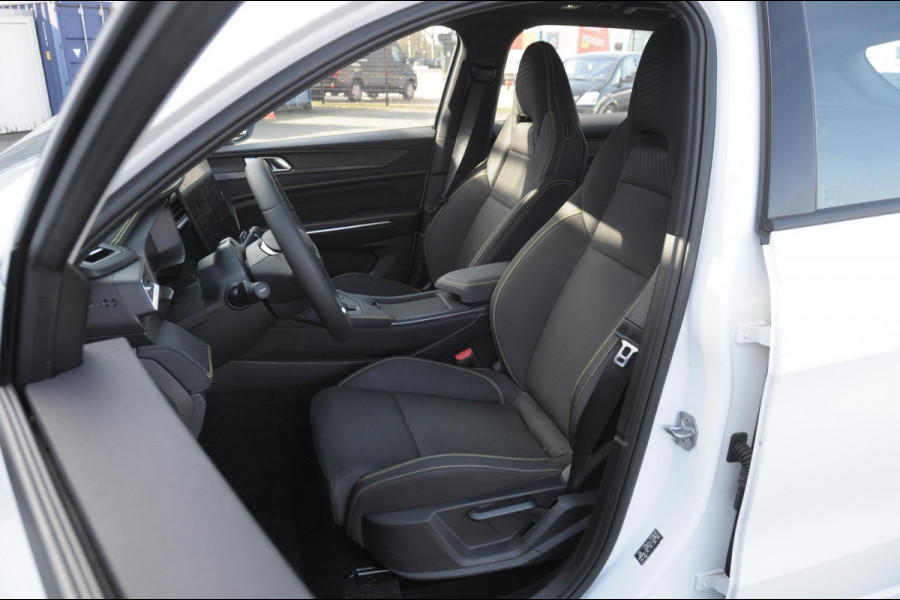 Lynk & Co 01 276PK Automaat Core / Adaptieve cruise control / Stoel - en stuurwielverwarming / Parkeersensoren / Achteruitrijcamera / Apple carplay / Trekhaak / Metallic lak / 19" lichtmetalen velgen