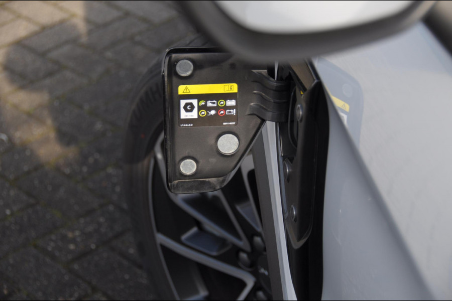 Lynk & Co 01 276PK Automaat Core / Adaptieve cruise control / Stoel - en stuurwielverwarming / Parkeersensoren / Achteruitrijcamera / Apple carplay / Trekhaak / Metallic lak / 19" lichtmetalen velgen