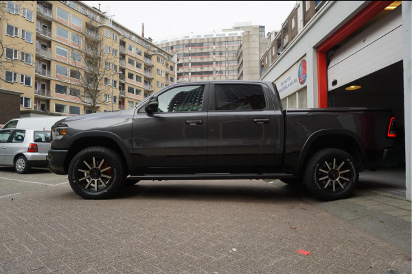 Dodge Ram 1500 5.7 V8 4x4 Crew Cab Rebel Sport | Luchtvering PANO -dak | Black Line | Off Road | Groot Navi | Apple CarPlay | Keyless | 20inch | Harman Kardon | Full LED | LPG onderbouw | excl BTW 3/2026 beurt + 4x Banden