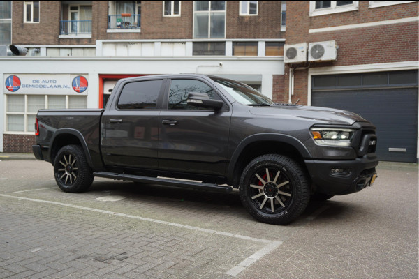 Dodge Ram 1500 5.7 V8 4x4 Crew Cab Rebel Sport | Luchtvering PANO -dak | Black Line | Off Road | Groot Navi | Apple CarPlay | Keyless | 20inch | Harman Kardon | Full LED | LPG onderbouw | excl BTW 3/2026 beurt + 4x Banden