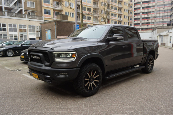 Dodge Ram 1500 5.7 V8 4x4 Crew Cab Rebel Sport | Luchtvering PANO -dak | Black Line | Off Road | Groot Navi | Apple CarPlay | Keyless | 20inch | Harman Kardon | Full LED | LPG onderbouw | excl BTW 3/2026 beurt + 4x Banden
