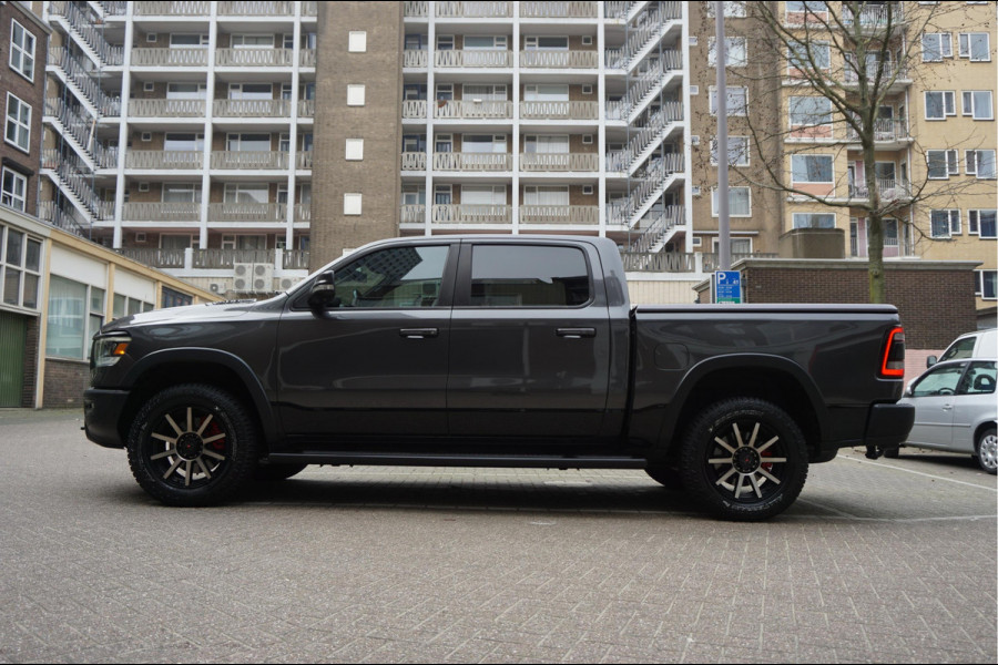 Dodge Ram 1500 5.7 V8 4x4 Crew Cab Rebel Sport | Luchtvering PANO -dak | Black Line | Off Road | Groot Navi | Apple CarPlay | Keyless | 20inch | Harman Kardon | Full LED | LPG onderbouw | excl BTW 3/2026 beurt + 4x Banden