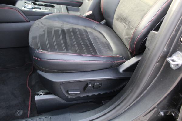 Ford Kuga 2.5-225pk Plug-in Hybrid ST-Line X. Hybride rijden voor een reële prijs ! Adaptive Cruise Control, Stoel-, achterbank, stuur- en voorraamverwarming, autm. airco dual, camera v+a, elektr. achterklep, side- en lane assist etc.