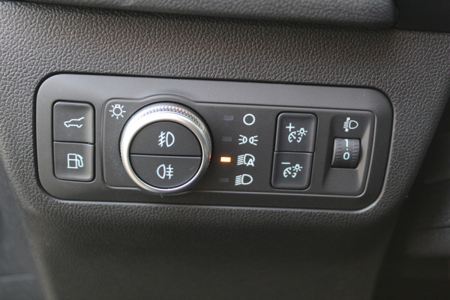 Ford Kuga 2.5-225pk Plug-in Hybrid ST-Line X. Hybride rijden voor een reële prijs ! Adaptive Cruise Control, Stoel-, achterbank, stuur- en voorraamverwarming, autm. airco dual, camera v+a, elektr. achterklep, side- en lane assist etc.