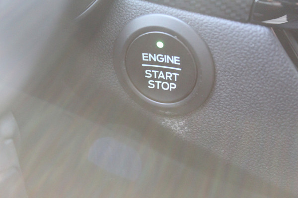 Ford Kuga 2.5-225pk Plug-in Hybrid ST-Line X. Hybride rijden voor een reële prijs ! Adaptive Cruise Control, Stoel-, achterbank, stuur- en voorraamverwarming, autm. airco dual, camera v+a, elektr. achterklep, side- en lane assist etc.