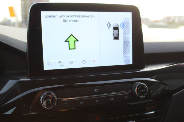 Ford Kuga 2.5-225pk Plug-in Hybrid ST-Line X. Hybride rijden voor een reële prijs ! Adaptive Cruise Control, Stoel-, achterbank, stuur- en voorraamverwarming, autm. airco dual, camera v+a, elektr. achterklep, side- en lane assist etc.