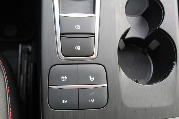 Ford Kuga 2.5-225pk Plug-in Hybrid ST-Line X. Hybride rijden voor een reële prijs ! Adaptive Cruise Control, Stoel-, achterbank, stuur- en voorraamverwarming, autm. airco dual, camera v+a, elektr. achterklep, side- en lane assist etc.