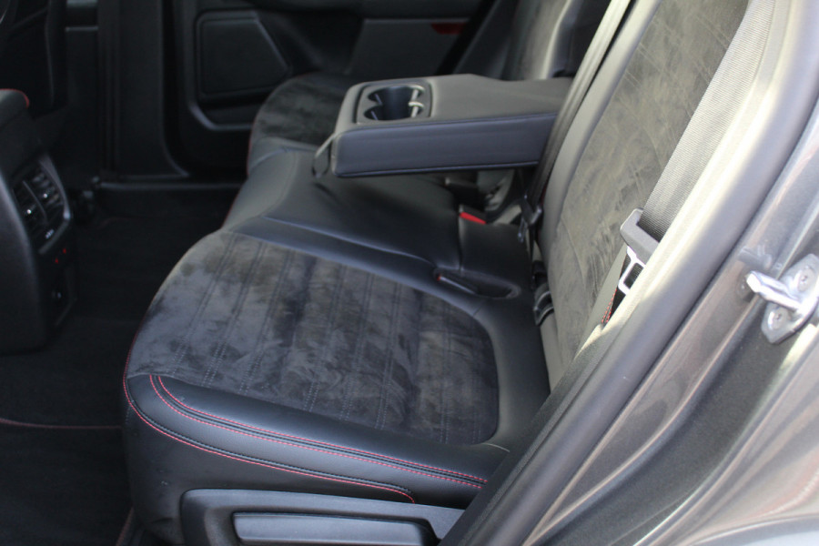 Ford Kuga 2.5-225pk Plug-in Hybrid ST-Line X. Hybride rijden voor een reële prijs ! Adaptive Cruise Control, Stoel-, achterbank, stuur- en voorraamverwarming, autm. airco dual, camera v+a, elektr. achterklep, side- en lane assist etc.