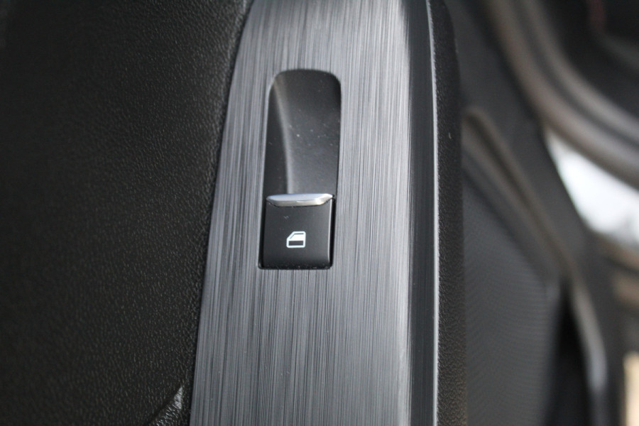 Ford Kuga 2.5-225pk Plug-in Hybrid ST-Line X. Hybride rijden voor een reële prijs ! Adaptive Cruise Control, Stoel-, achterbank, stuur- en voorraamverwarming, autm. airco dual, camera v+a, elektr. achterklep, side- en lane assist etc.