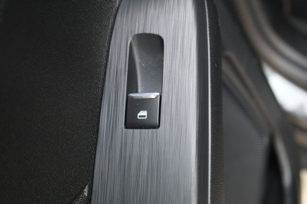 Ford Kuga 2.5-225pk Plug-in Hybrid ST-Line X. Hybride rijden voor een reële prijs ! Adaptive Cruise Control, Stoel-, achterbank, stuur- en voorraamverwarming, autm. airco dual, camera v+a, elektr. achterklep, side- en lane assist etc.