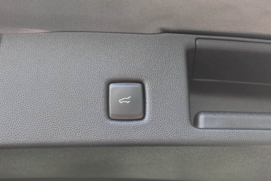 Ford Kuga 2.5-225pk Plug-in Hybrid ST-Line X. Hybride rijden voor een reële prijs ! Adaptive Cruise Control, Stoel-, achterbank, stuur- en voorraamverwarming, autm. airco dual, camera v+a, elektr. achterklep, side- en lane assist etc.