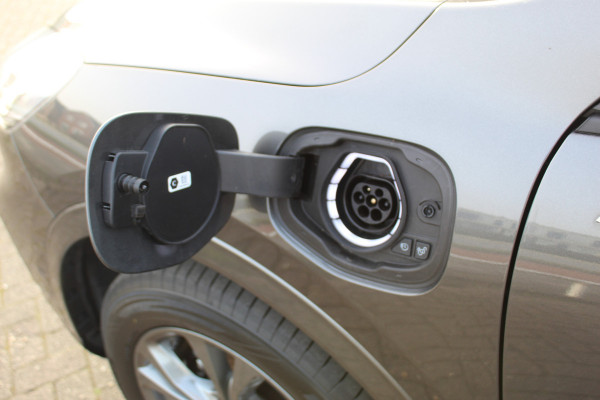 Ford Kuga 2.5-225pk Plug-in Hybrid ST-Line X. Hybride rijden voor een reële prijs ! Adaptive Cruise Control, Stoel-, achterbank, stuur- en voorraamverwarming, autm. airco dual, camera v+a, elektr. achterklep, side- en lane assist etc.