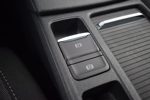 Škoda Octavia Combi 1.0 e-TSI Business Edition | Apple CarPlay | Stoelverw. | Camera | Sportstoelen